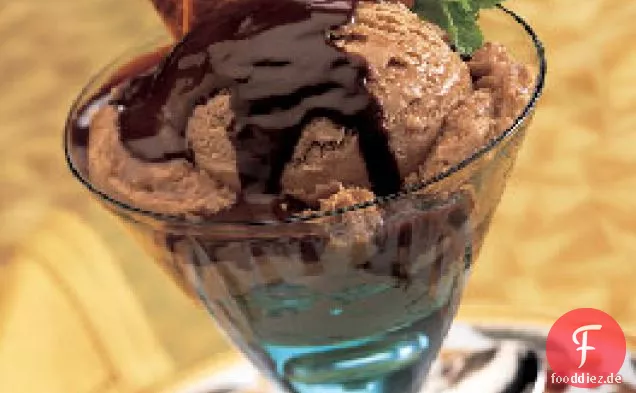 Kaffee-Eis und mexikanische Schokoladenbecher mit Zimt-Zucker-Tortilla-Chips