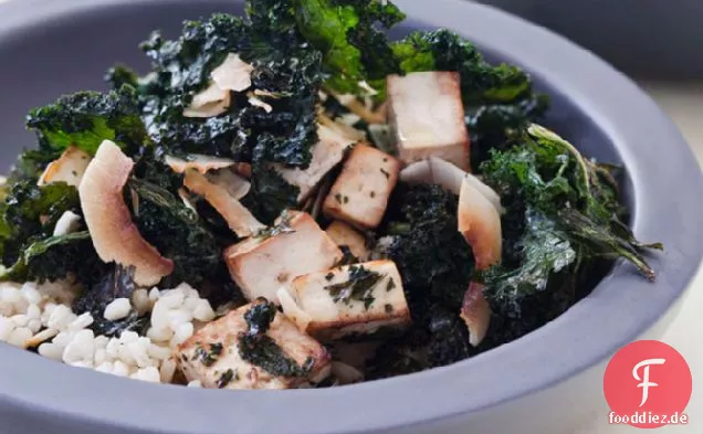 Knuspriger Grünkohl-Tofu-Salat mit Kokosnuss