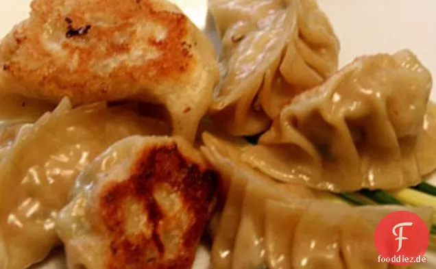 Schweinefleisch und Schnittlauchknödel mit getrockneten Garnelen