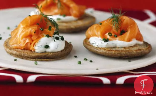 Buchweizenpfannkuchen mit geräuchertem Lachs