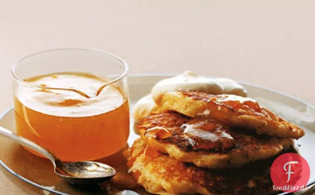 Bratpfanne Kuchen mit Marmelade und Clotted Cream