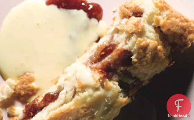 Rhabarber-Himbeermarmelade Roly-Poly mit Vanillepuddingsauce