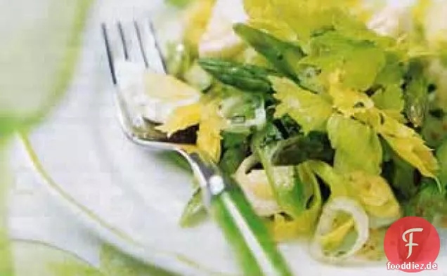 Spargelsalat mit Sellerieblättern, Wachteleiern und Estragon-Vinaigrette