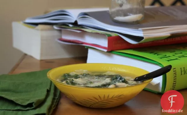 Parmesan, weiße Bohnen und Grünkohlsuppe mit zerrissenen Nudeln