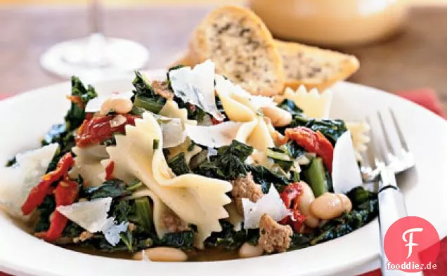 Farfalle mit Wurst, Cannellinibohnen und Grünkohl
