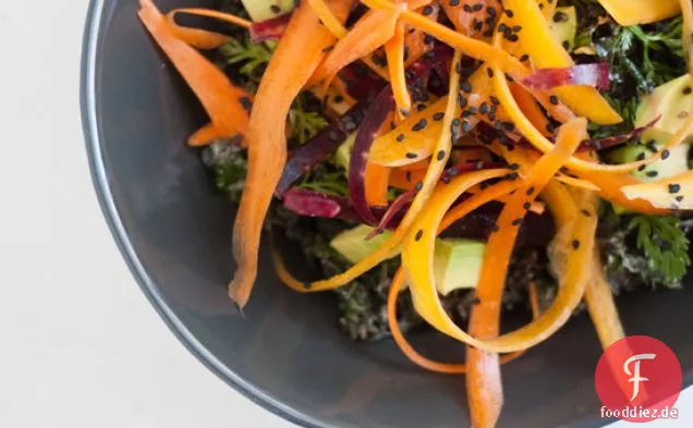 Roher Grünkohlsalat mit cremigem Tahini-Dressing