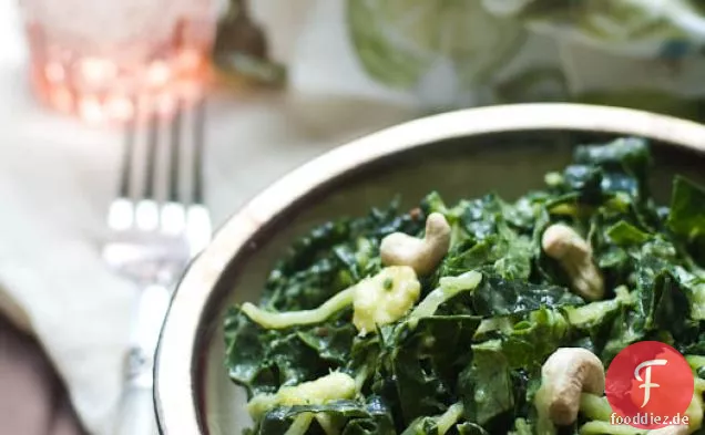 Herzhafter roher Grünkohlsalat