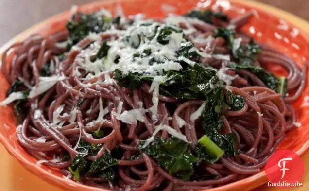 Betrunkene Spaghetti mit schwarzem Grünkohl