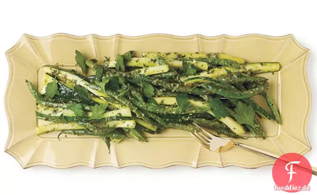 Grüne Bohnen und Zucchini mit Sauce Verte