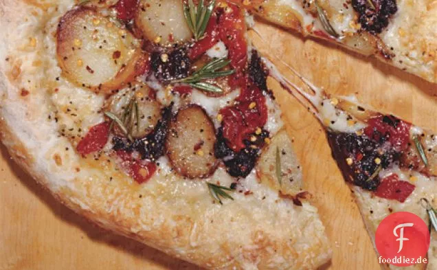 Pizza mit Fontina, Kartoffeln und Tapenade
