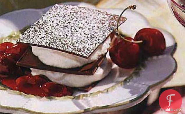 Schokoladen-Napoleons mit Mascarpone-Creme und Kirschkompott