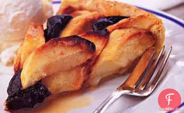 Apfel-Pflaumen-Torte mit Vanilleeis und Cognac