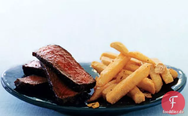 Spice-Rubbed Steak mit Schnellen Knoblauch-Pommes Frites