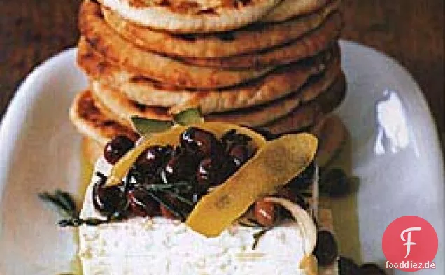 Feta und marinierte Niçoise-Oliven mit gegrillten Pitas