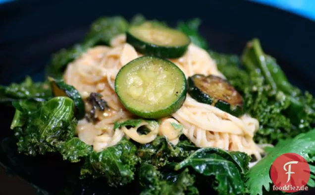 Nudeln mit Erdnusssauce, Grünkohl und Zucchini