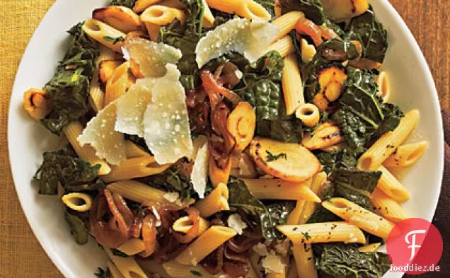 Pasta mit Schwarzkohl, karamellisierten Zwiebeln und Pastinaken