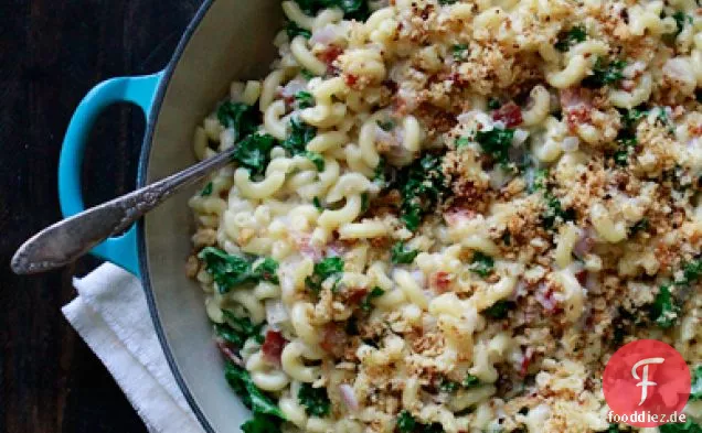 Gebackener weißer Cheddar Mac N Käse mit Grünkohl und Speck
