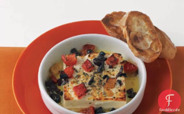 Gerösteter Feta mit Oliven und Paprika