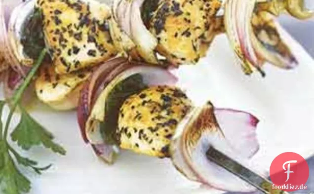 Gegrilltes Hähnchen, rote Zwiebel und Minze Kebabs mit griechischem Salat