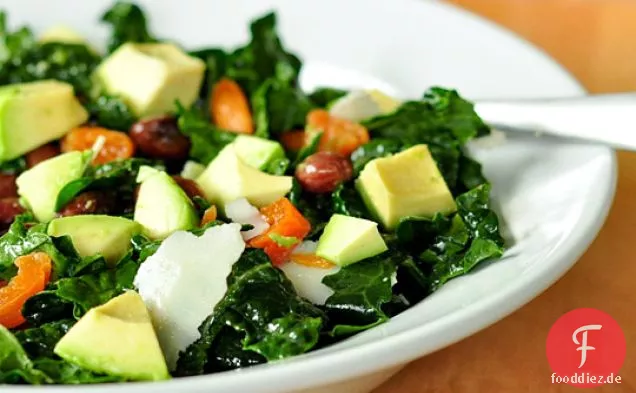 Grünkohlsalat mit Aprikosen, Avocado & Parmesan