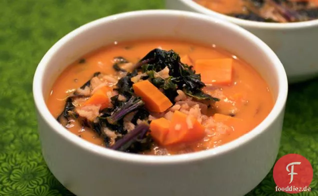 Rote Currysuppe mit Reis & lila Grünkohl