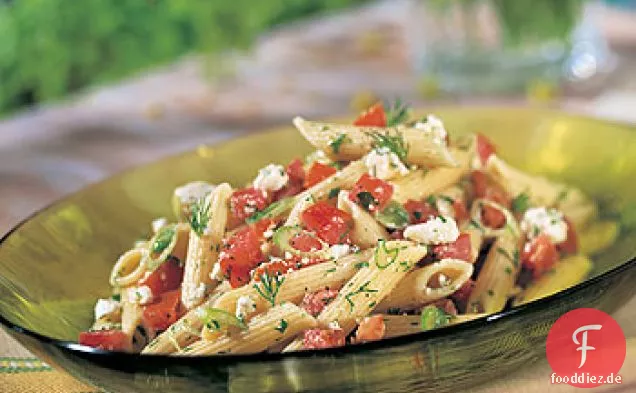 Penne im griechischen Stil mit frischen Tomaten, Feta und Dill