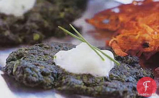 Griechisch-Herbed Spinat Latkes mit Feta-Joghurt-Sauce