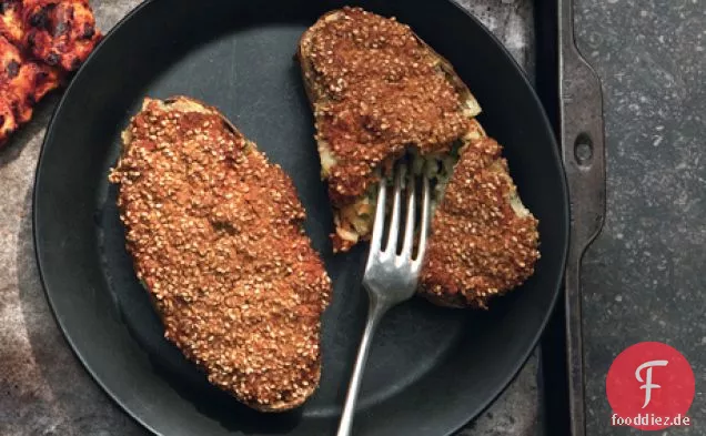 Käse-gefüllte Kartoffeln mit Joghurt-Gewürzpaste und Sesamkruste