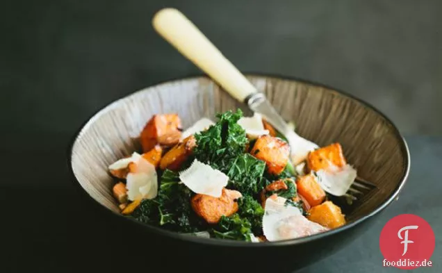 Grünkohlsalat mit Butternutkürbis und Mandeln