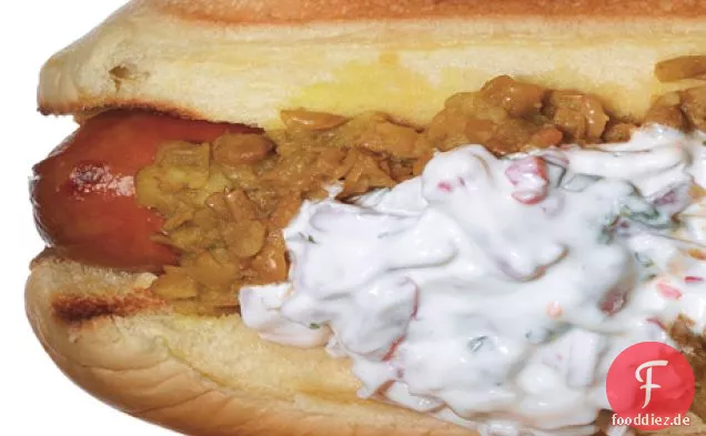 Hot Dogs mit Dal und roter Zwiebel Raita