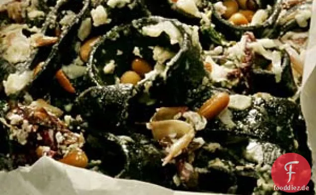 Pasta mit Ziegenkäse, Radicchio, Grünkohl und Pinienkernen