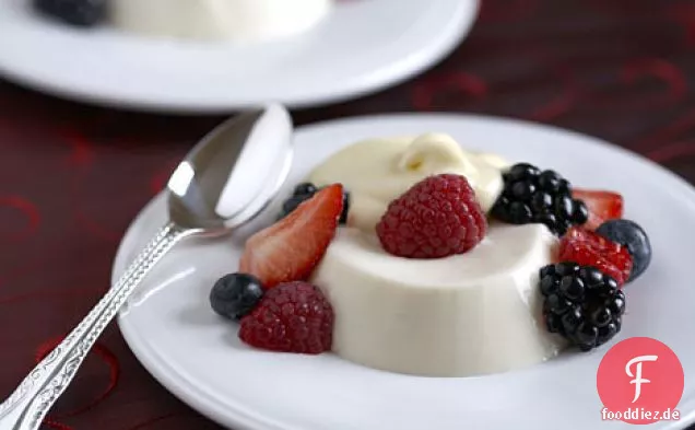 Buttermilch Panna Cotta mit Beeren und Vanille-Sabayon