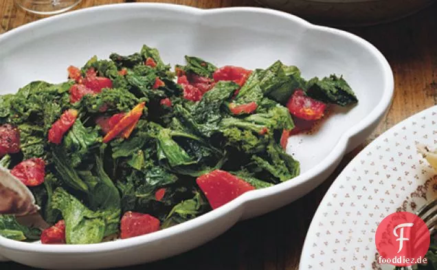 Skillet Greens mit Kreuzkümmel und Tomaten