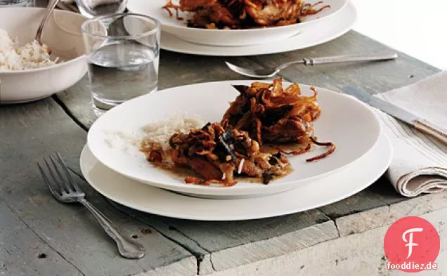 Aromatisches geschmortes Huhn mit gebratenen Zwiebeln