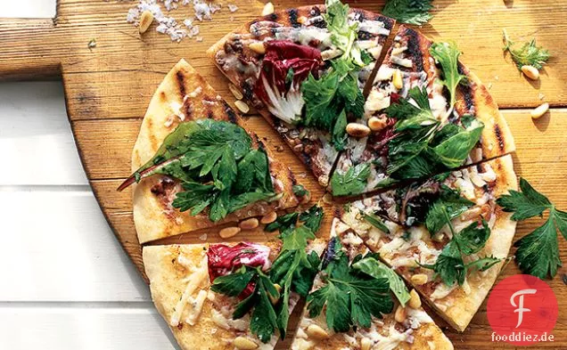 Gegrillte Pizza mit Harissa und Kräutersalat