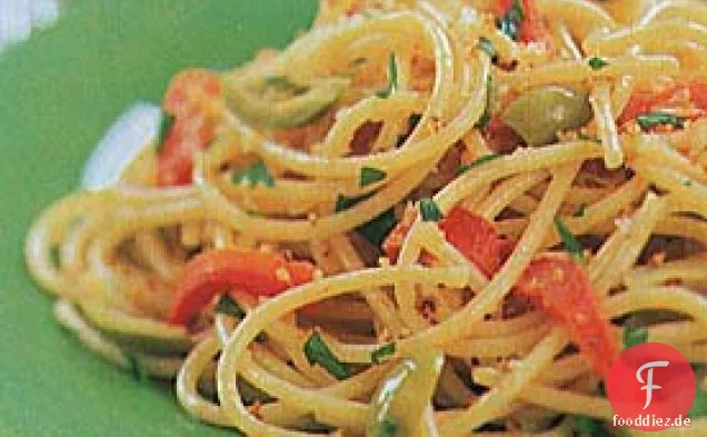 Spaghetti mit Sardellen, Oliven und gerösteten Semmelbröseln