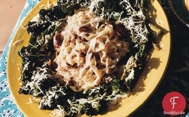 Fettuccine mit Wurst, Salbei und knusprigem Knoblauch
