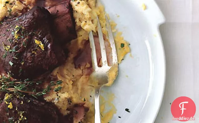 Cabernet-geschmorte Short Ribs mit Gorgonzola Polenta und Mixed-Herb Gremolata