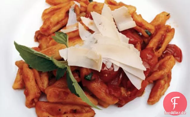 Handgemachte Pasta mit Pancetta, Kirschtomaten und Kräutern
