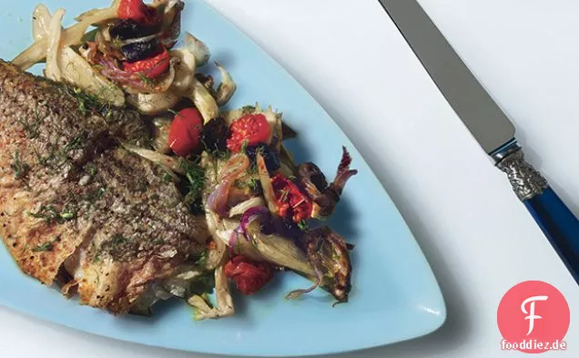 Gerösteter Streifenbarsch mit Fenchel, Tomaten und ölgehärteten Oliven