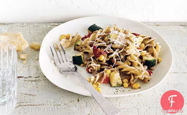 Zucchini, Mais und basilikum Fusilli mit Speck