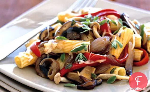 Rigatoni mit Paprika, Champignons und Fontina