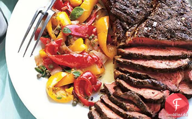 Kräutergeriebenes Top-Lendensteak mit Peperonata