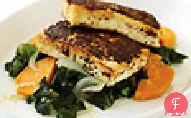 Senf-verkrusteter Tofu mit Grünkohl und Süßkartoffeln