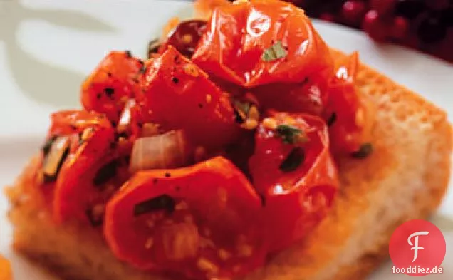 Gebratene Kirschtomate und frisches Kräuterbrot
