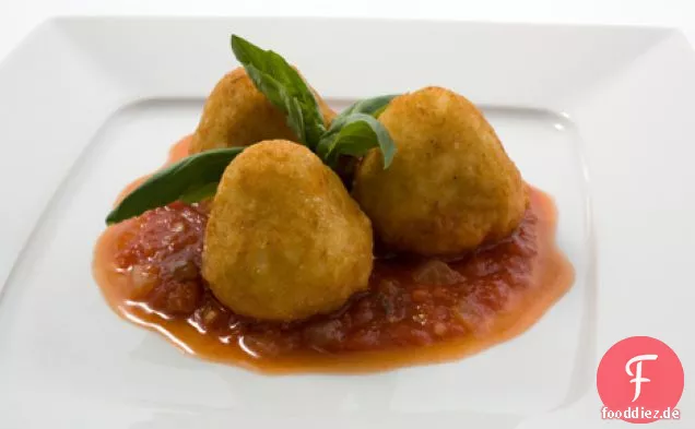 Mit Käse gefüllte Risottokroketten mit Tomatensauce