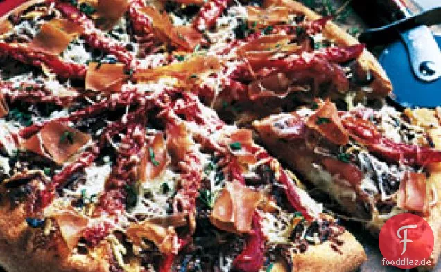 Mozzarella und Schinken-Pizza mit Balsamico-Zwiebeln