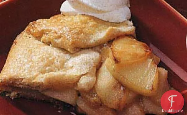 Birnen-Apfel-Crostata mit Fünf Gewürzen Schlagsahne