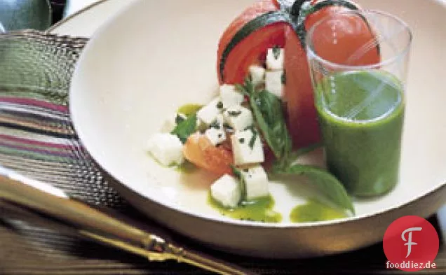 Tomaten gefüllt mit frischem Mozzarella und Basilikum