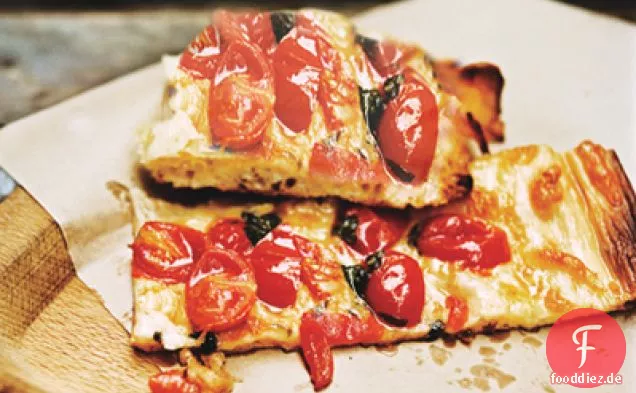 Pizza im römischen Stil mit gerösteten Kirschtomaten